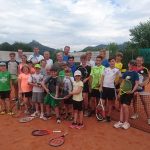 Read more about the article Tennisnachwuchs übt und feiert